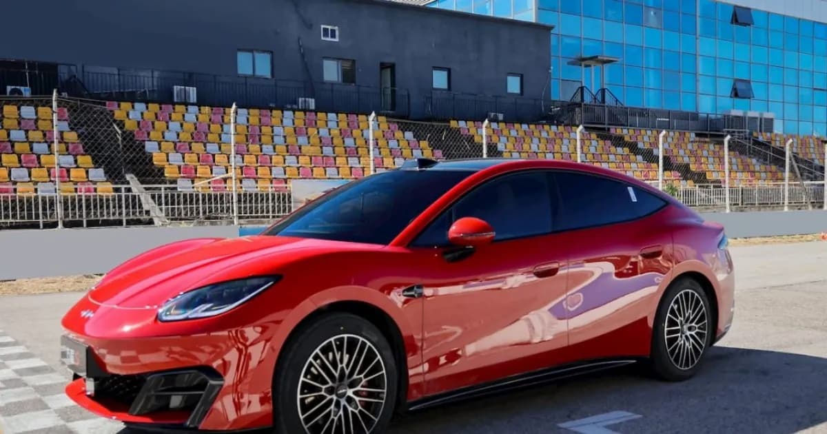 Sedan listrik BYD Fang Cheng Bao Formula S berwarna gelap tampak dari samping depan dengan desain coupe aerodinamis