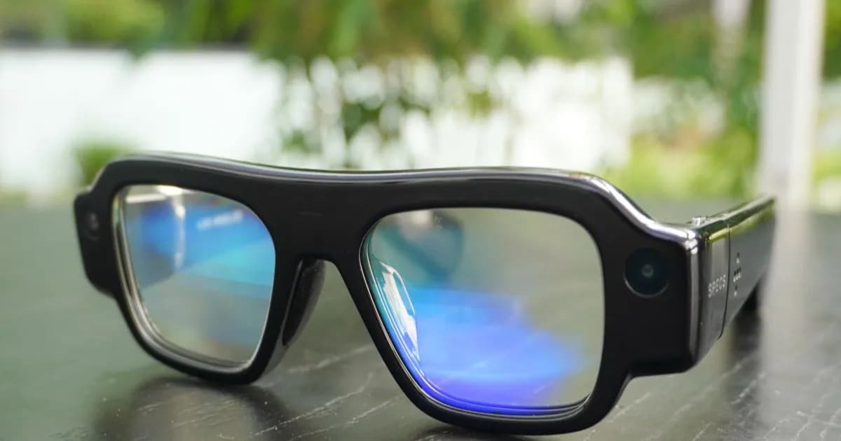 Kacamata AR Snap Specs dengan desain rangka Swiss TR90 polymer dan layar waveguide 51 derajat