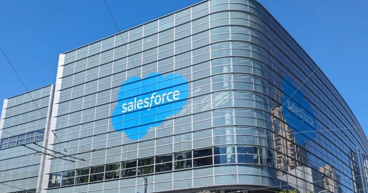Logo Salesforce dengan latar belakang gelap