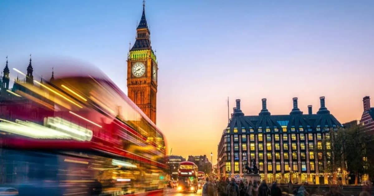 Ilustrasi jaringan seluler dan menara telekomunikasi di kawasan perkotaan London