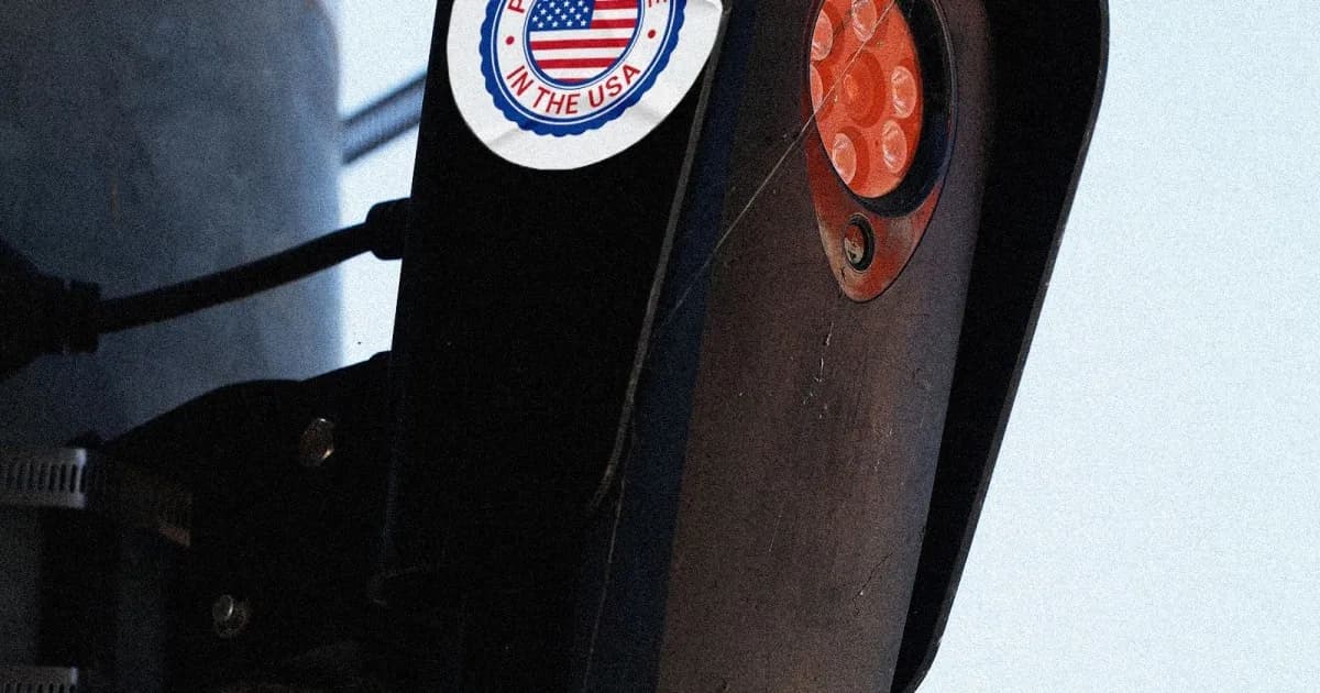 Kamera pengintai pelat nomor Flock Safety yang dipasang di atas tiang jalan raya di Amerika Serikat