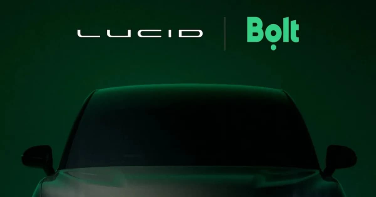 Ilustrasi robotaxi Lucid Midsize crossover dengan livery Bolt di jalanan Eropa
