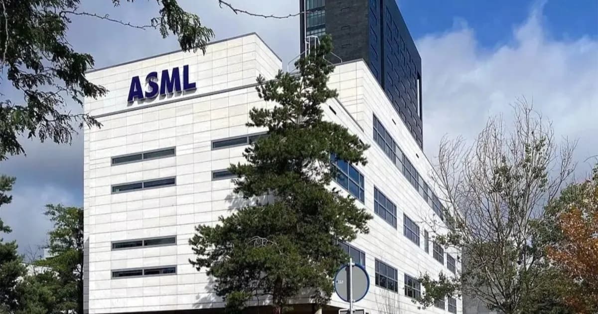 Ilustrasi mesin litografi EUV ASML dengan sumber cahaya laser-produced plasma