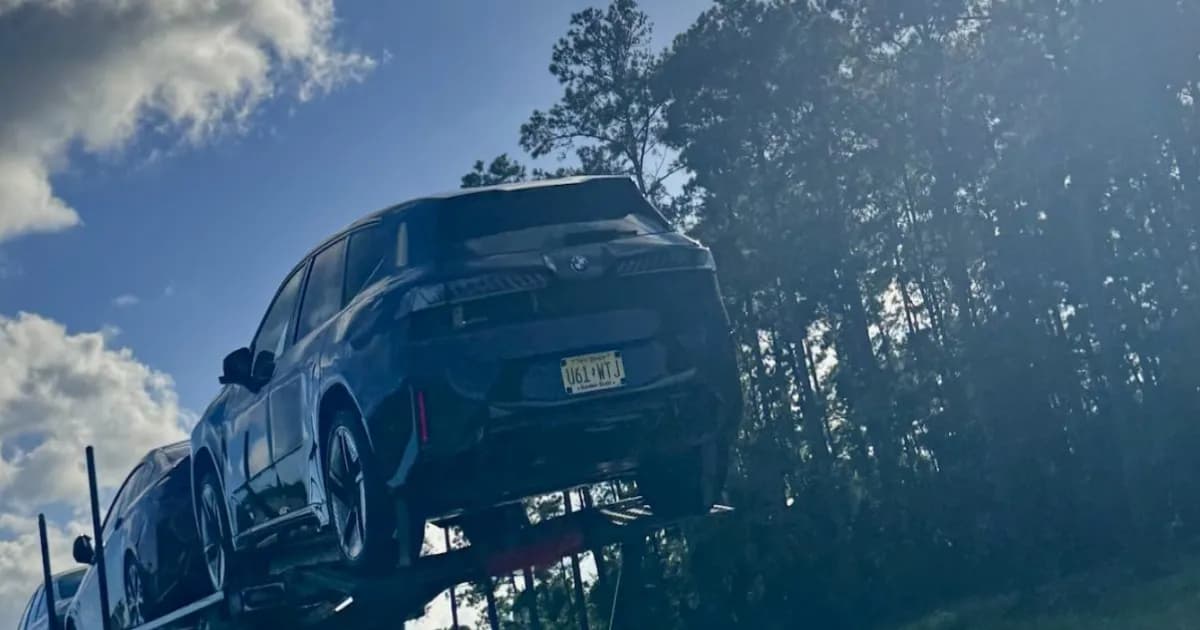 2027 BMW iX3 50 xDrive di atas car carrier di Brunswick, Georgia, saat pengiriman perdana di AS dimulai lebih cepat dari jadwal.