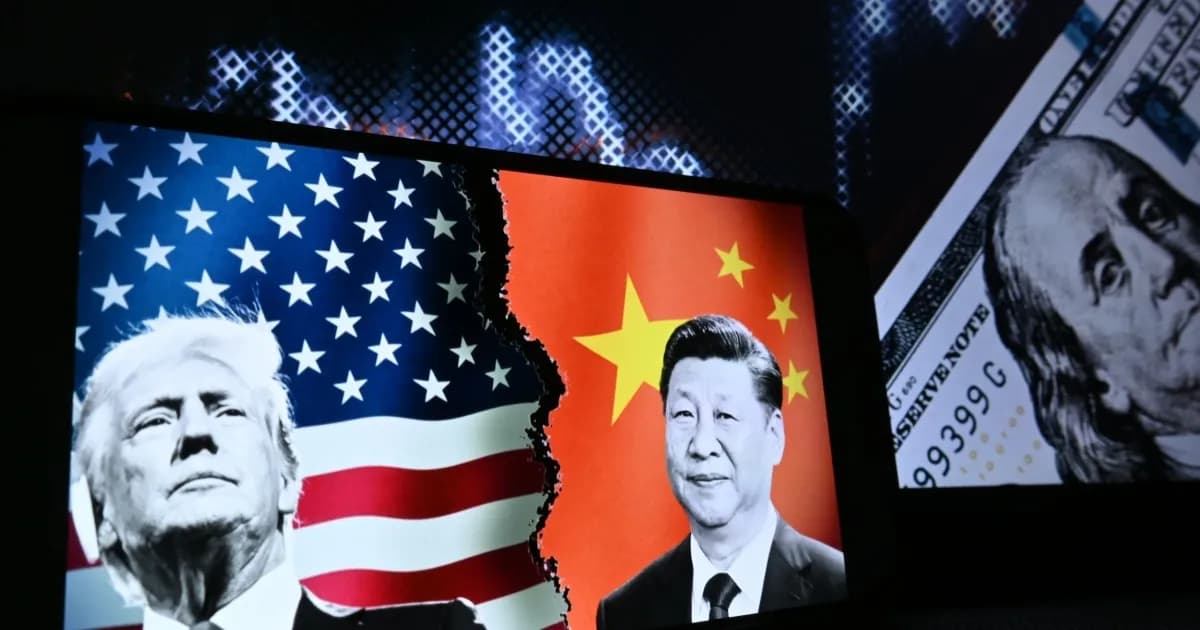 Ilustrasi konseptual Donald Trump dan Presiden China Xi Jinping di layar dengan grafik saham dan uang dolar di latar belakang