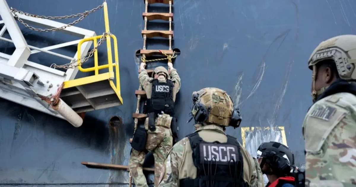 Agen FBI dan personel U.S. Coast Guard menaiki kapal tanker minyak di Teluk Meksiko setelah jaringan kapal dilaporkan dikompromikan peretas.