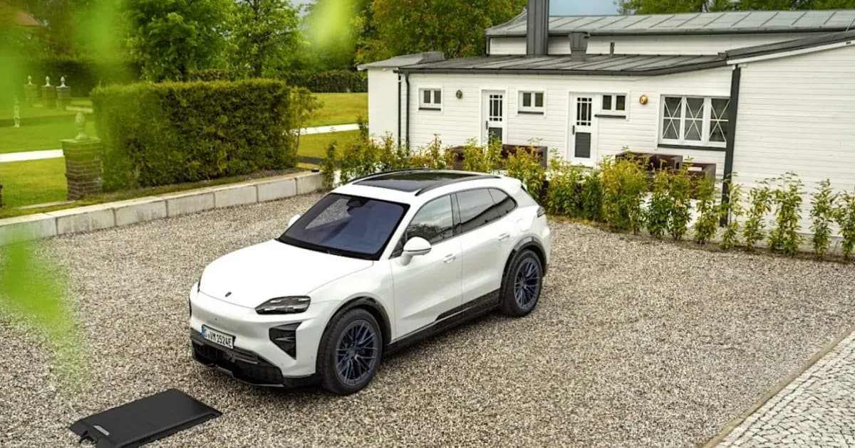 Porsche Cayenne Electric dengan teknologi pengisian daya induktif Wireless Charging melalui pad di lantai kendaraan dan base plate