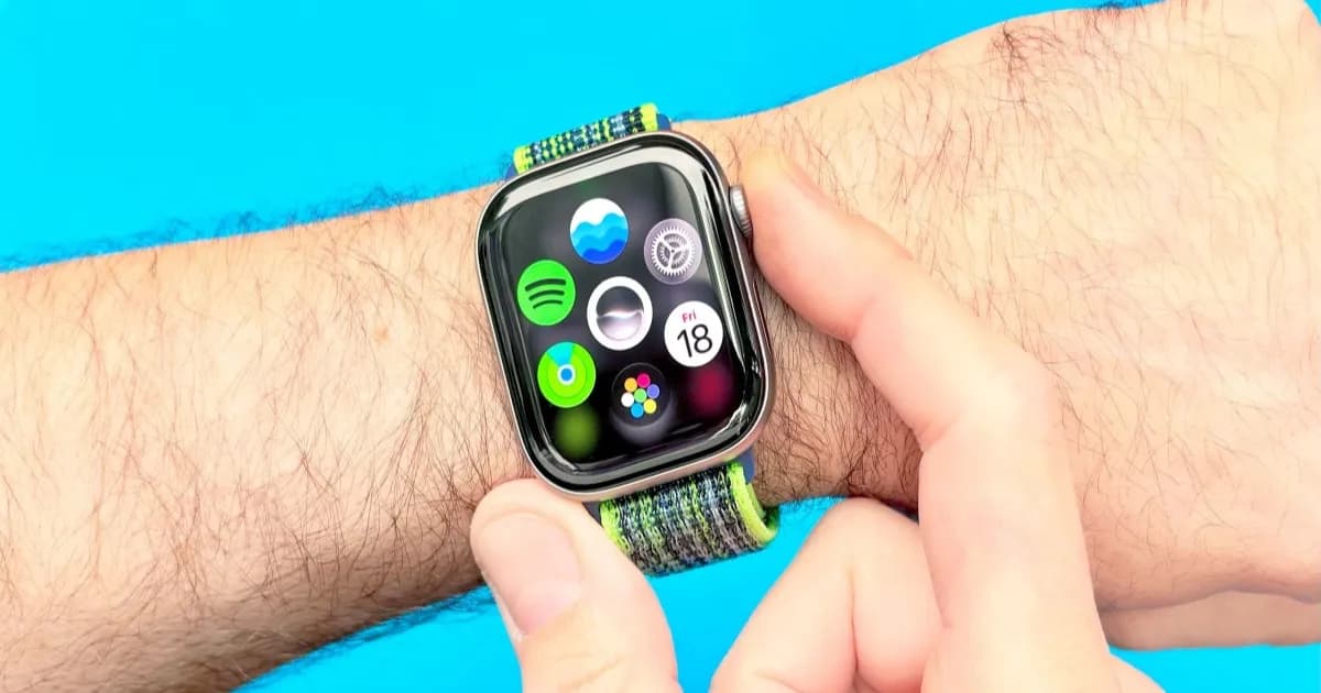 Apple Watch Series 11 menampilkan watchOS 27 dengan Dynamic App Grid setelah digital crown ditekan