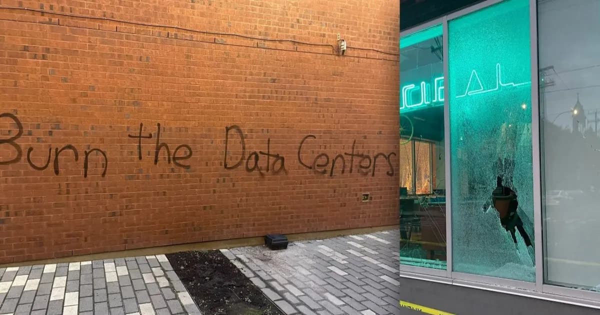 Aksi vandalisme terhadap fasilitas laboratorium AI di Montreal, Kanada, dengan graffiti bertuliskan "burn the data centers" di dinding bangunan.