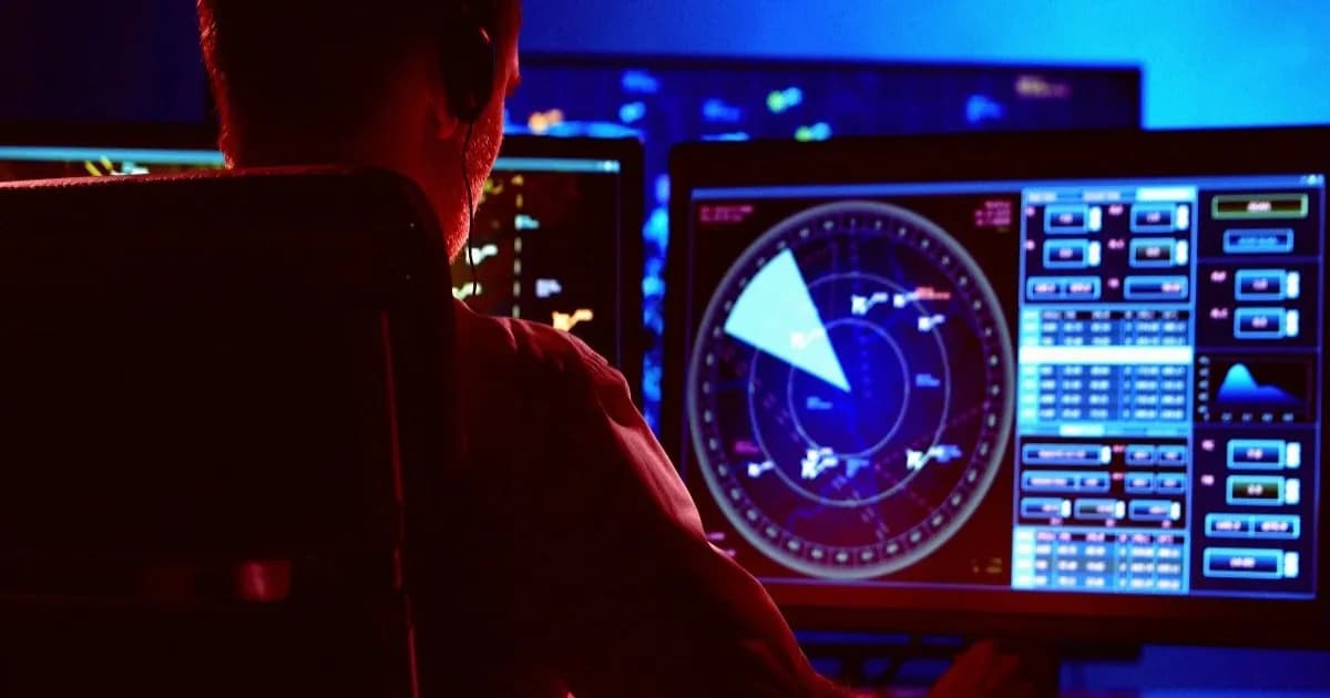 Petugas pengatur lalu lintas udara bekerja di depan layar radar pemantau penerbangan.