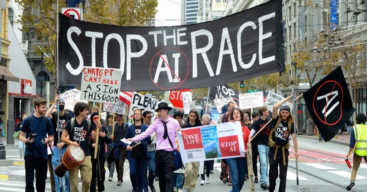 Pengunjuk rasa dalam demonstrasi "Stop the AI Race" menyerukan perlambatan pengembangan AI canggih di San Francisco.