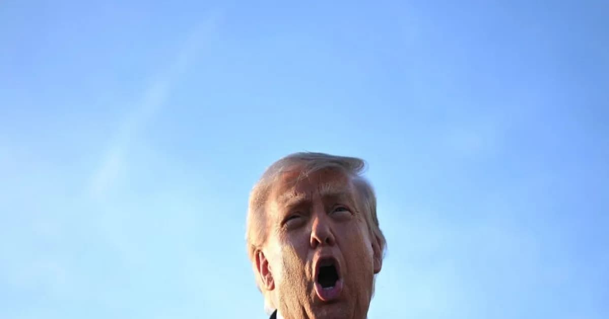 Presiden AS Donald Trump saat menyampaikan pernyataan di depan podium