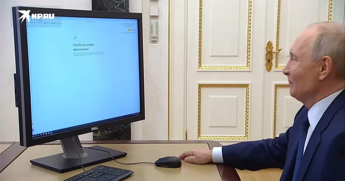 Presiden Rusia Vladimir Putin memberikan suara secara online dalam pemilihan State Duma