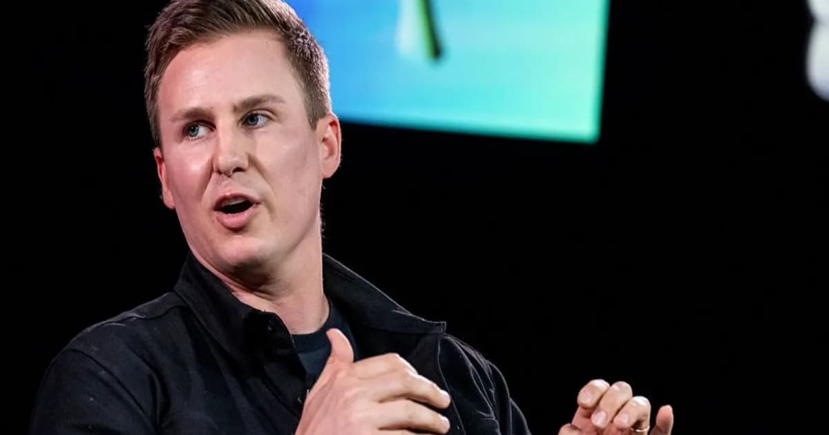 Brett Adcock, pendiri dan CEO Figure AI, saat berbicara di panggung Dreamforce 2025