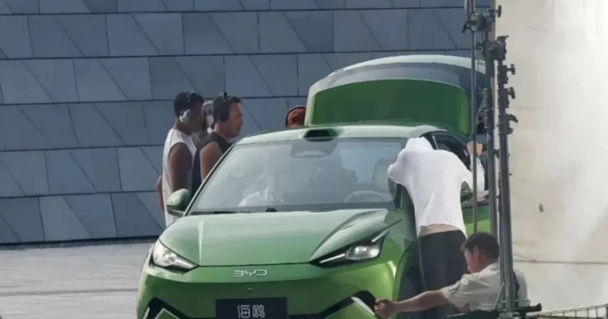 BYD Great Seagull tampak nyata di jalanan dengan grille depan tertutup dan kluster lampu poligonal