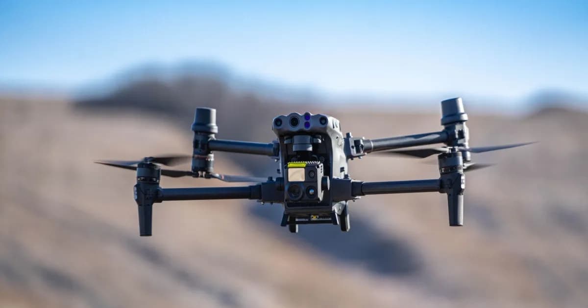 Ilustrasi drone militer terbang memantau posisi di zona operasi