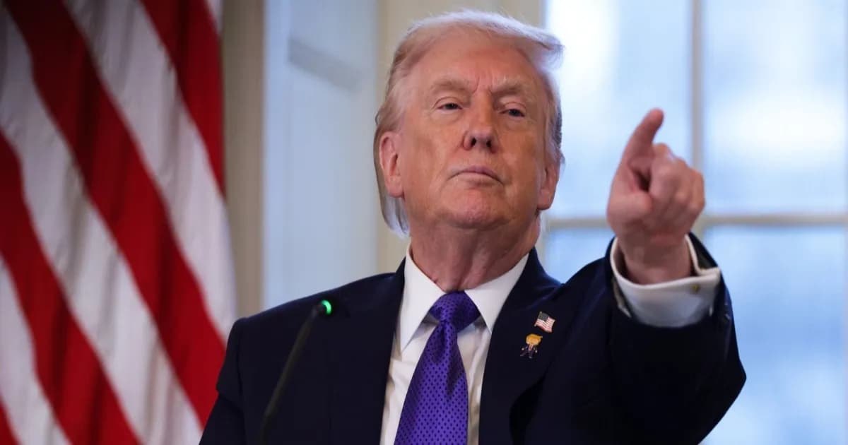 Presiden Amerika Serikat Donald Trump menunjuk ke arah reporter saat menjawab pertanyaan