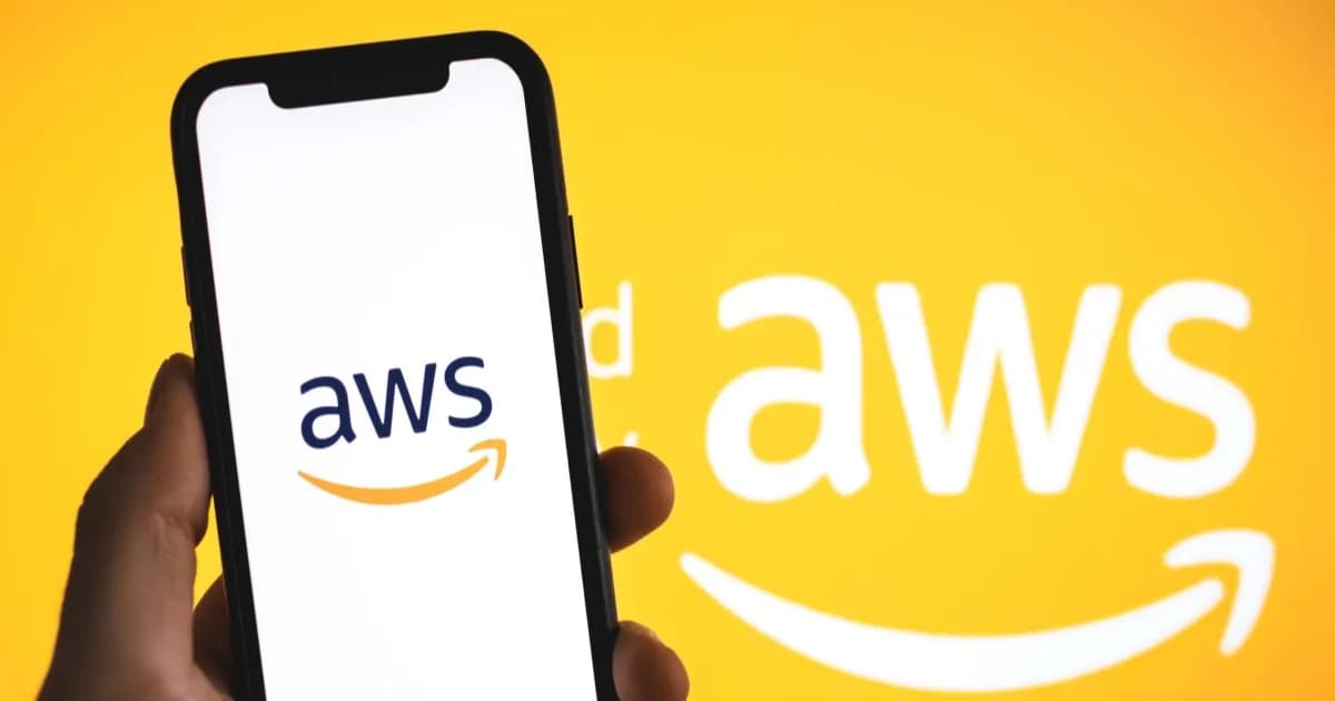 Logo AWS pada latar oranye dengan ilustrasi chip GPU Nvidia