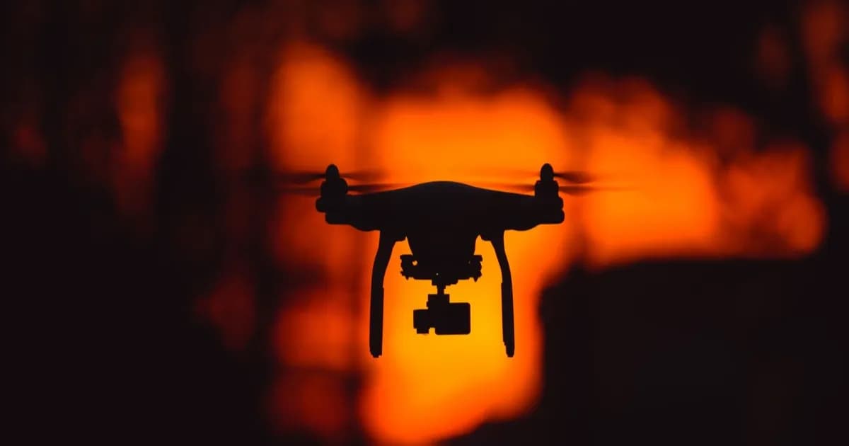 Drone kecil dengan kemampuan AI otonom terbang di atas kawasan uji bersalju di Swedia