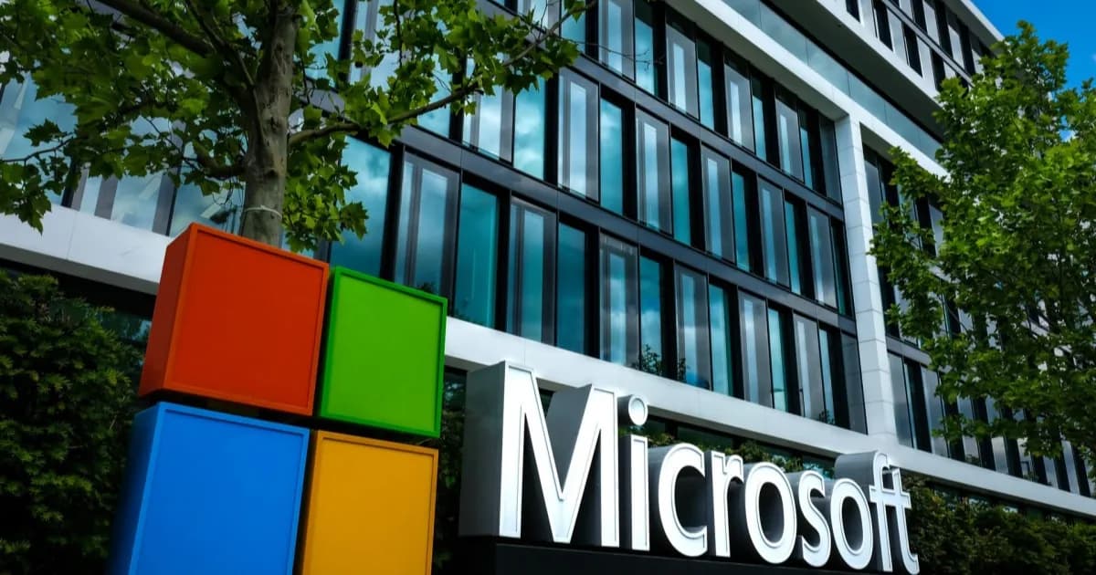 Logo Microsoft dan Google melambangkan kolaborasi membongkar marketplace kejahatan siber RedVDS