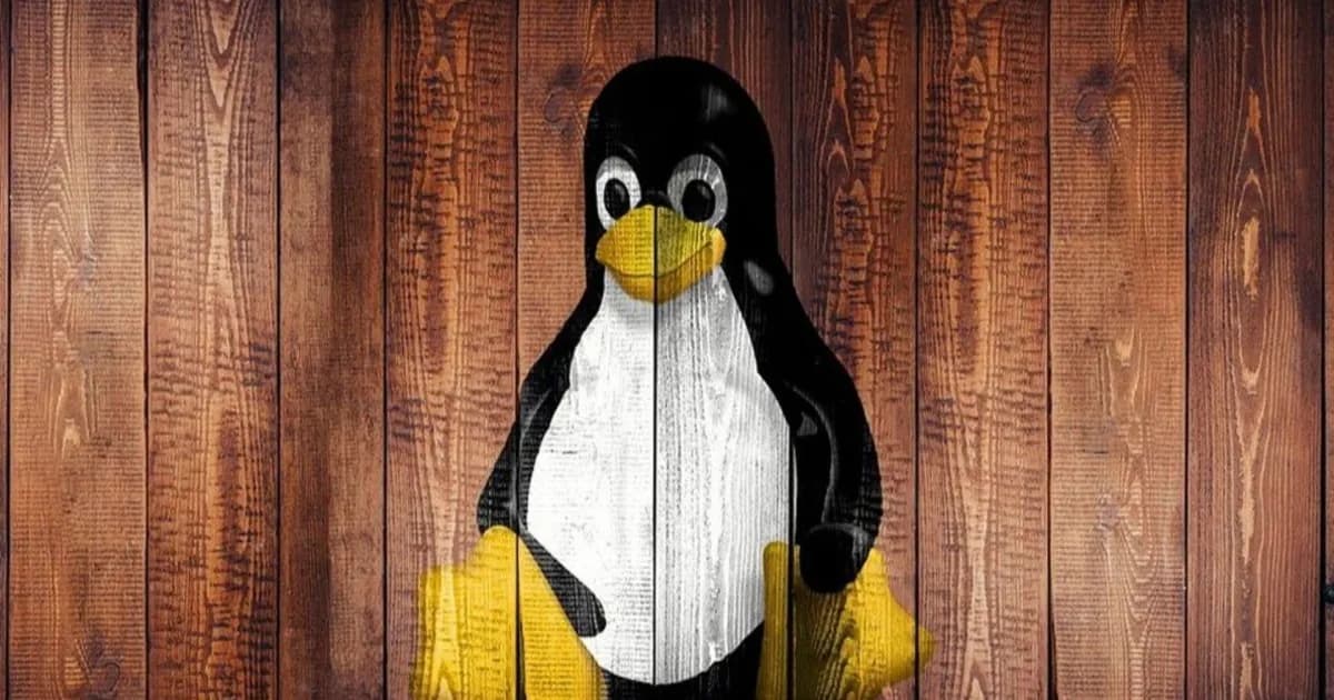 Ilustrasi logo Linux di atas permukaan kayu sebagai simbol celah keamanan kernel yang masuk katalog KEV CISA