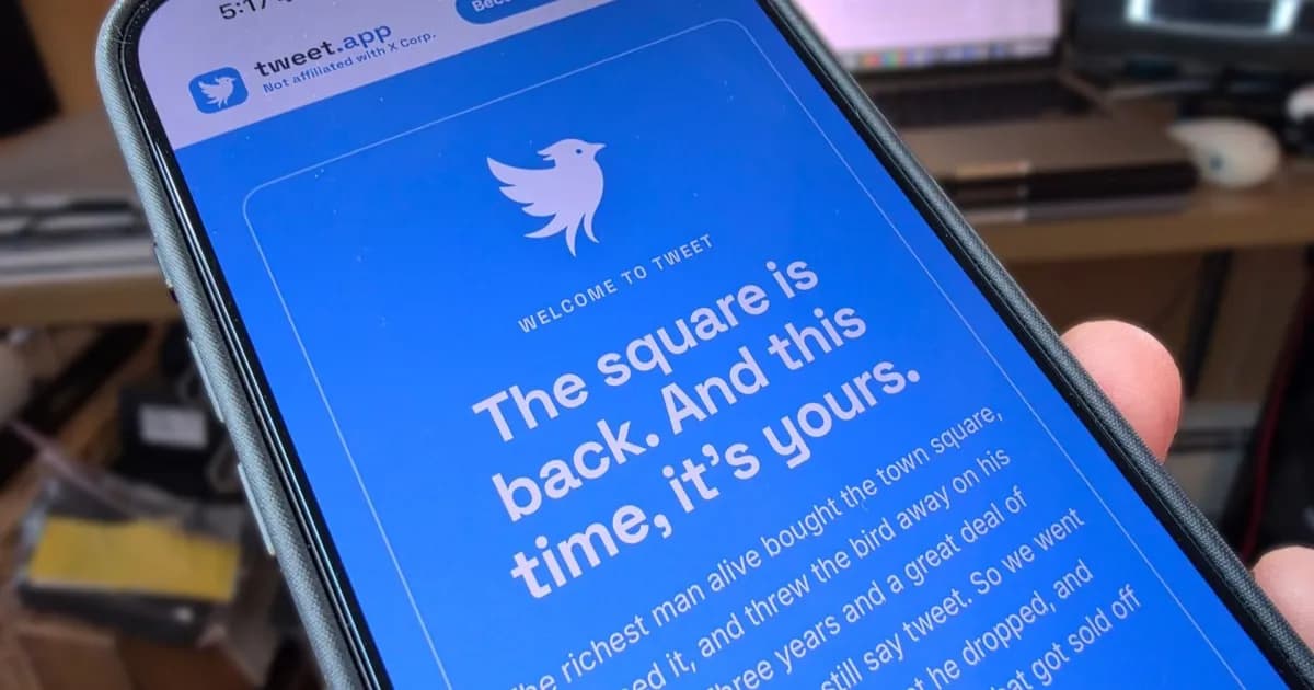 Tampilan antarmuka aplikasi Tweet.app dengan logo biru menyerupai burung phoenix