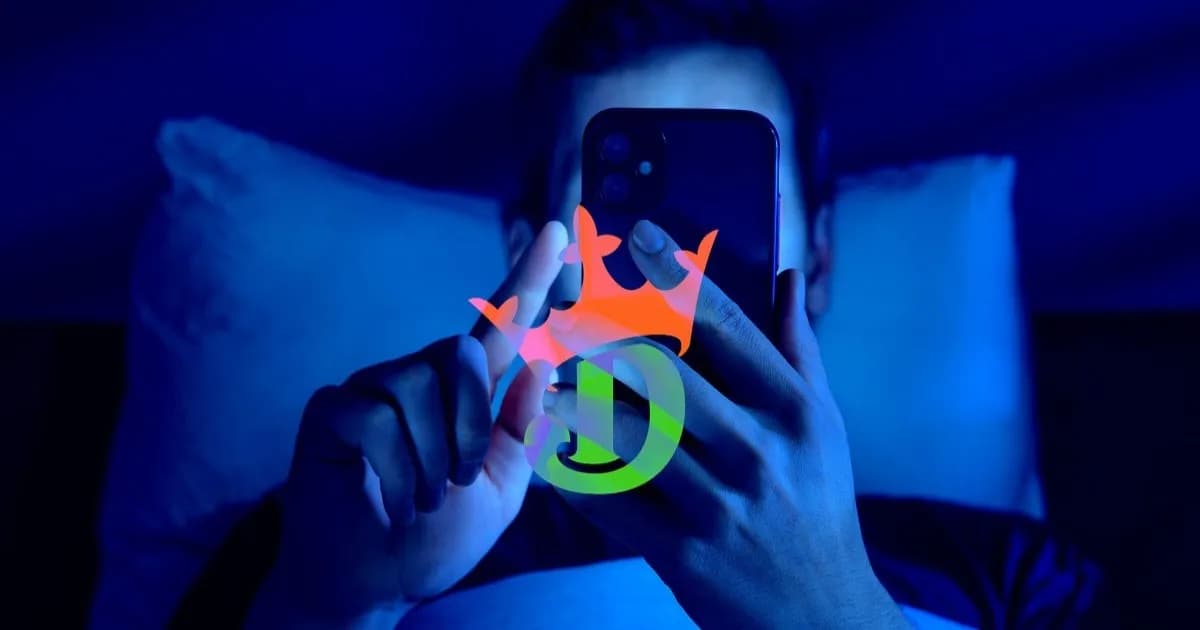 Ilustrasi seorang pria menggunakan smartphone dengan efek warna, terkait penggunaan AI DraftKings untuk menargetkan penjudi bermasalah.