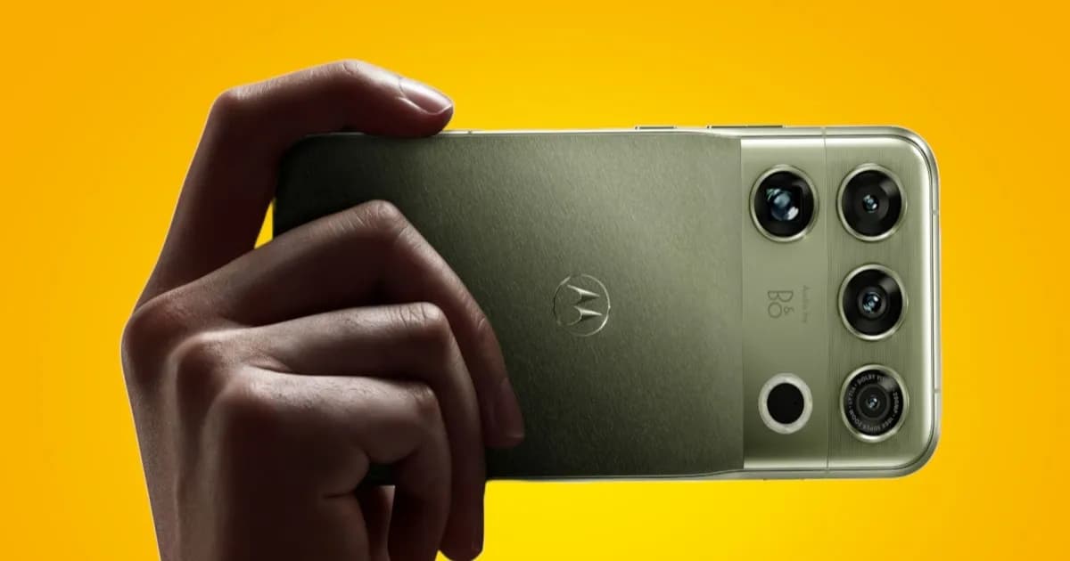 Motorola Signature 27 dalam warna Pantone Coal Smoke dengan tekstur woven dan modul kamera belakang