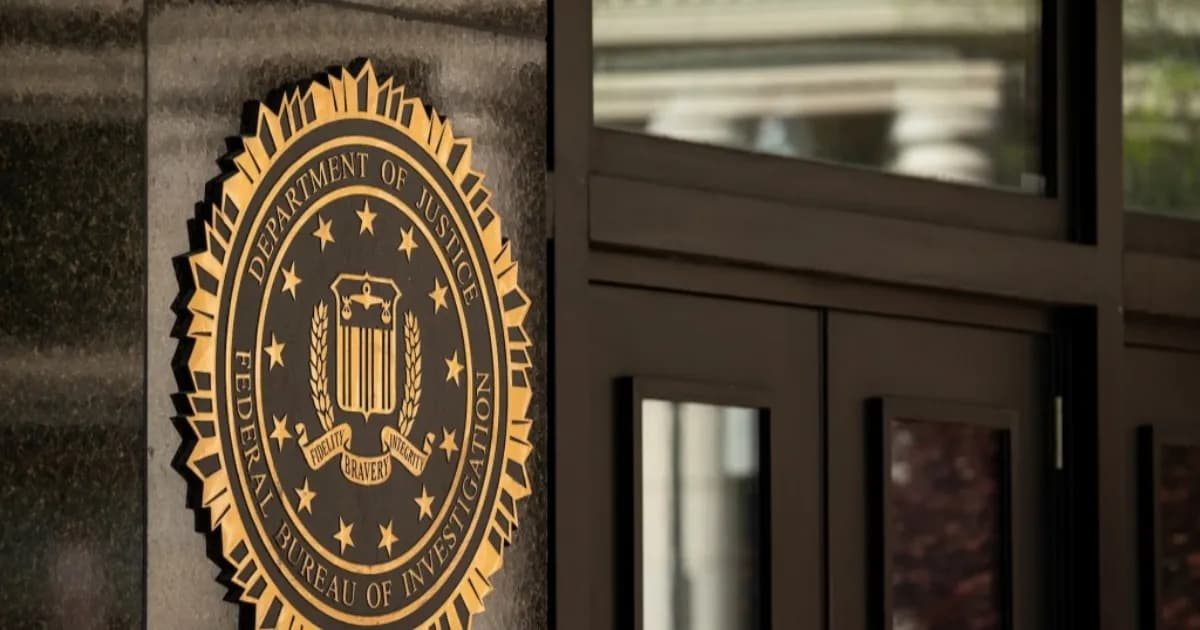 Ilustrasi peretasan data agen FBI oleh kelompok cybercriminal ShinyHunters di dark web