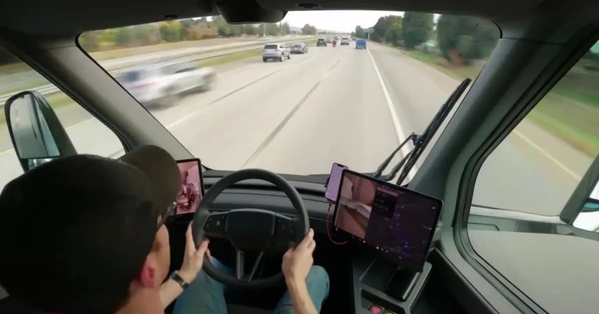 Tesla Semi melaju di jalan raya sebagai bagian dari pesanan truk listrik Kelas 8 terbesar di Amerika Serikat