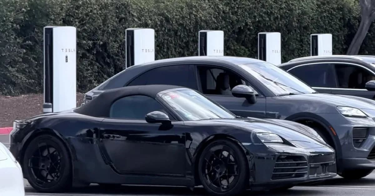 Porsche 718 Boxster Electric berisi daya di Tesla Supercharger California
