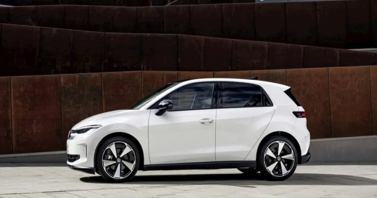 Deretan mobil listrik Volkswagen menunggu pengiriman di fasilitas produksi Eropa