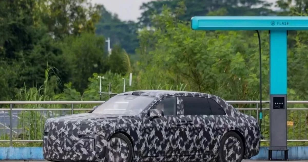 Sedan mewah Yangwang dengan desain bodi panjang dan lampu LED khas tema ding
