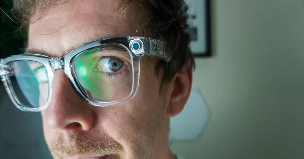 Ray-Ban Meta Smart glasses dengan kamera di bagian depan