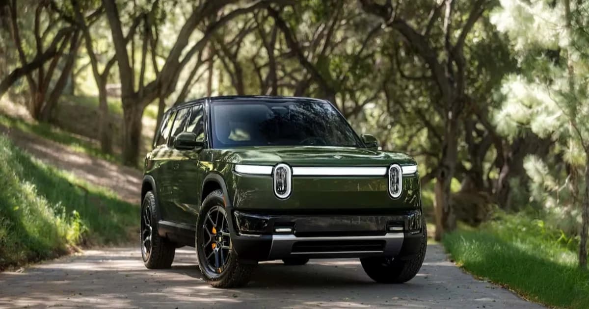 Rivian recall hampir 99.000 unit kendaraan R1T, R1S, dan R2 akibat kamera mundur terhalang pop-up software