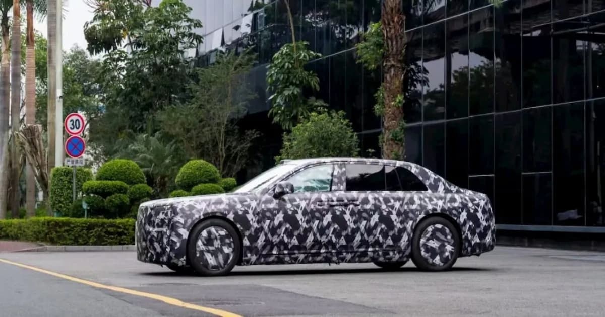 Prototipe sedan ultra-mewah Yangwang BYD dengan pintu coach door saat pengujian di Tiongkok
