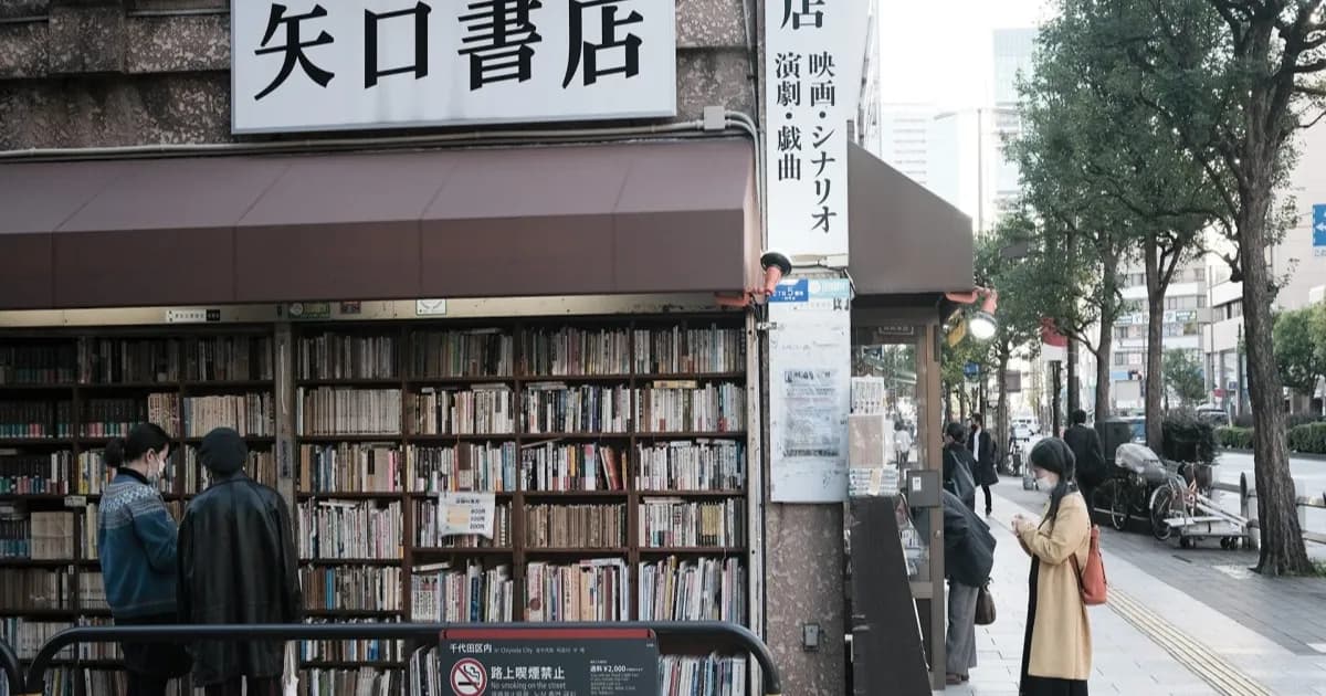 Deretan buku bekas di rak toko buku di Jimbocho, Tokyo