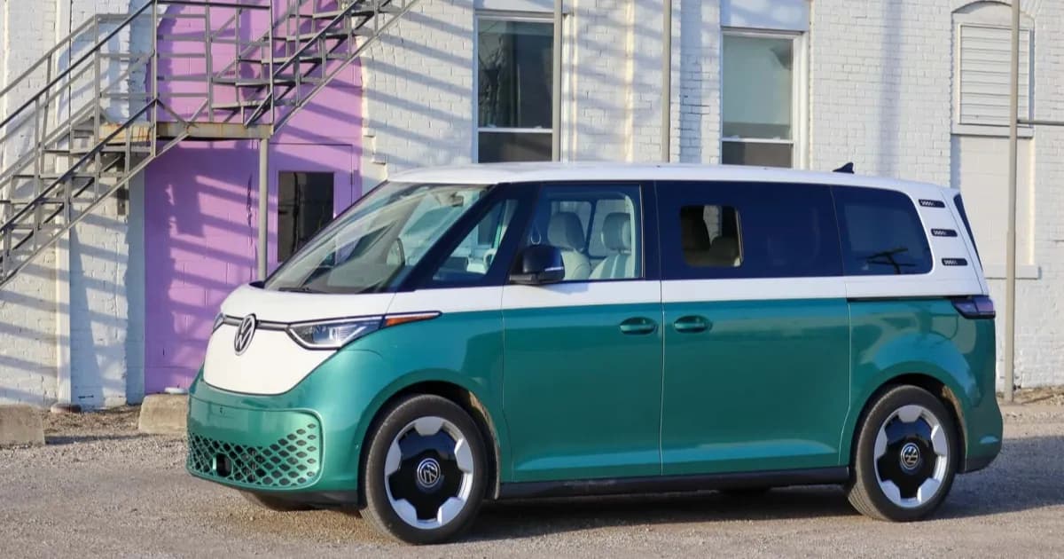 Volkswagen ID. Buzz listrik berwarna dua tone saat dipamerkan di ajang otomotif