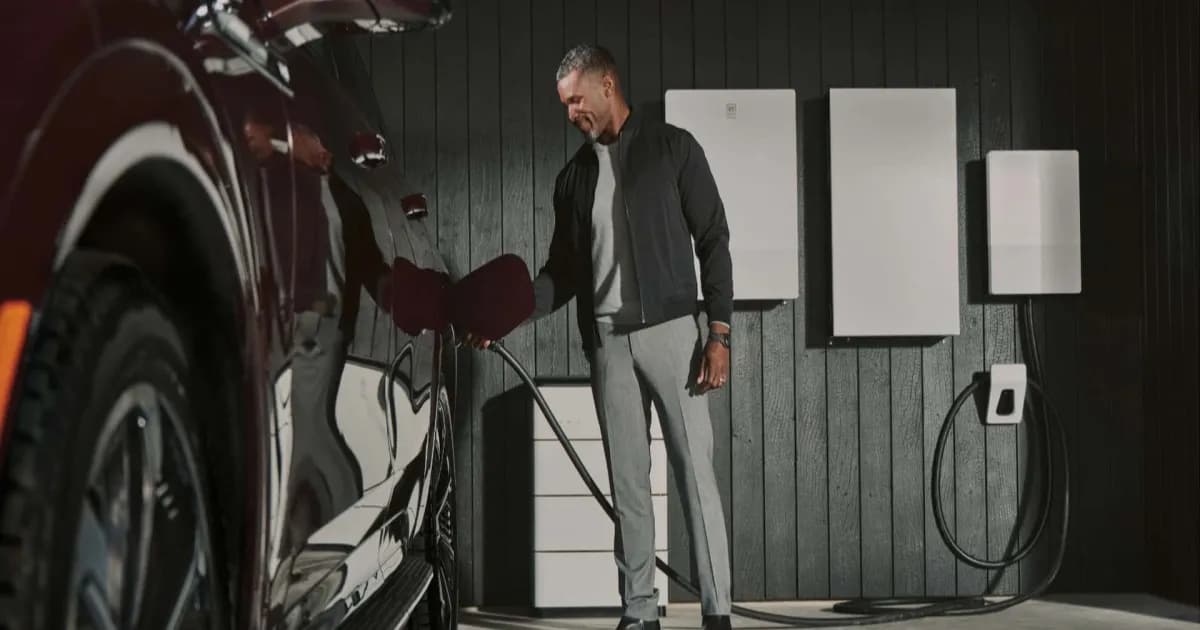 Ilustrasi pengisian daya mobil listrik General Motors di rumah dengan home charger GM Energy