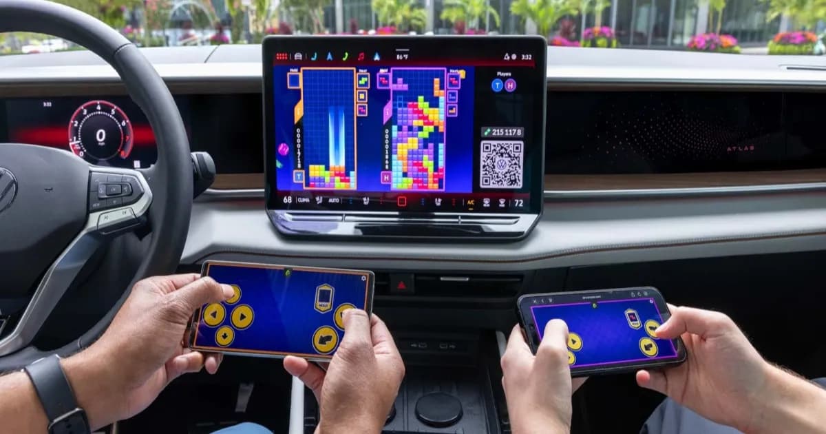 Layar infotainment Volkswagen menampilkan game AirConsole dengan kontroler smartphone