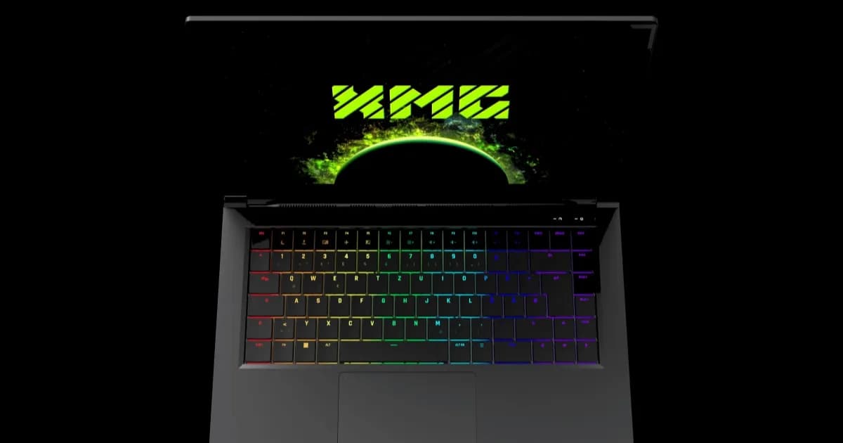 Laptop gaming XMG Fusion 15 dengan layar menyala