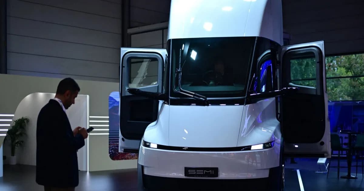 Truk listrik Tesla Semi berwarna silver saat peluncuran produksi massal di pabrik Tesla