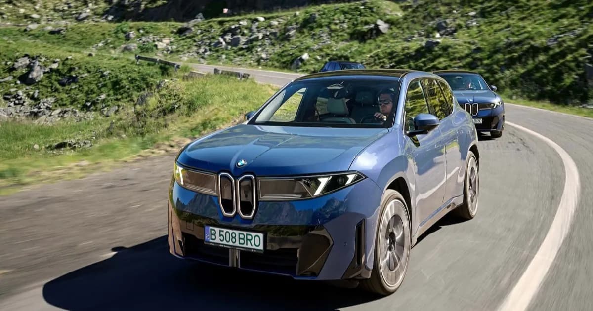 Mobil listrik BMW iX3 dan Volkswagen ID. Polo di jalanan Eropa dengan latar suasana perkotaan modern