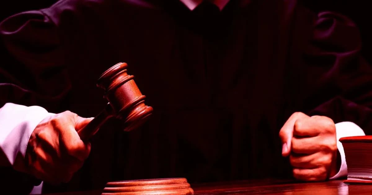 Hakim memegang palu sidang sebagai simbol peringatan bahaya AI dalam dokumen hukum di Florida.