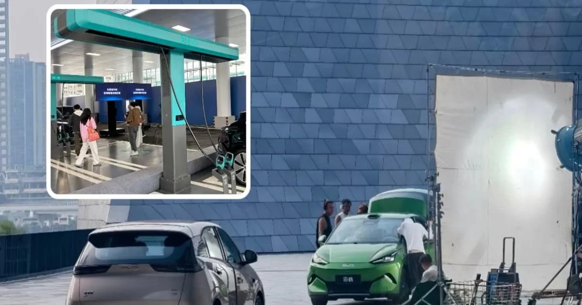 BYD Seagull generasi kedua dengan teknologi Flash Charging di depan stasiun pengisian daya