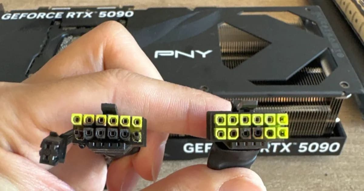 Kartu grafis GeForce RTX 5090 dengan kabel 12V-2x6 yang meleleh di kedua ujungnya