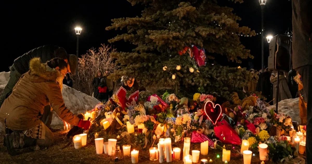 Warga meletakkan bunga di lokasi peringatan saat vigil lilin untuk korban Tumbler Ridge Secondary School.