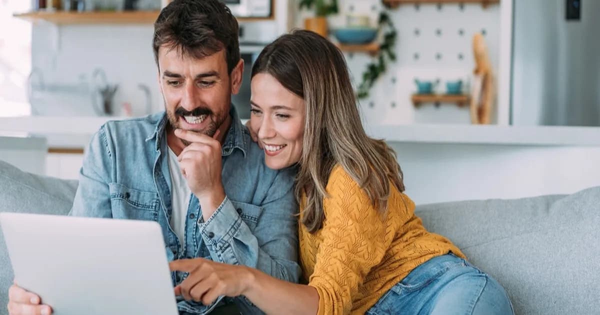 Ilustrasi InsurTech asuransi rumah dengan sensor pintar dan perangkat IoT