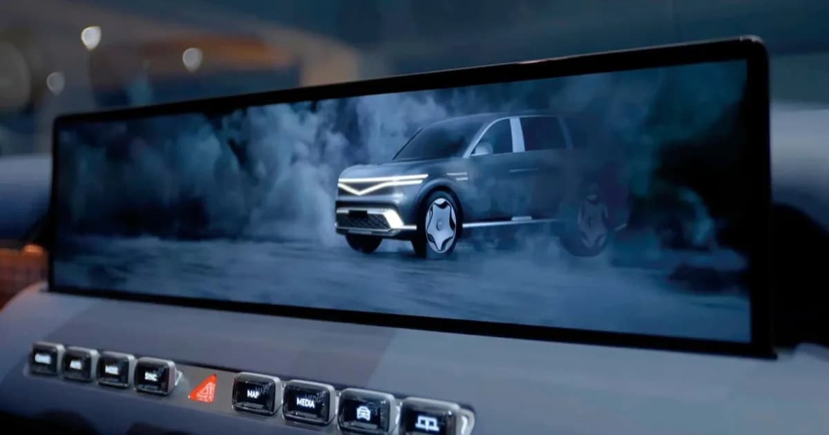 Layar OLED Genesis GV90 yang naik dari dashboard saat parkir untuk memperluas area tontonan