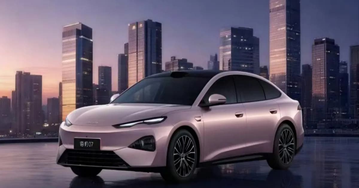 BYD Seal 07 generasi kedua tampak depan dengan desain grille tertutup dan lampu split berbentuk gelombang